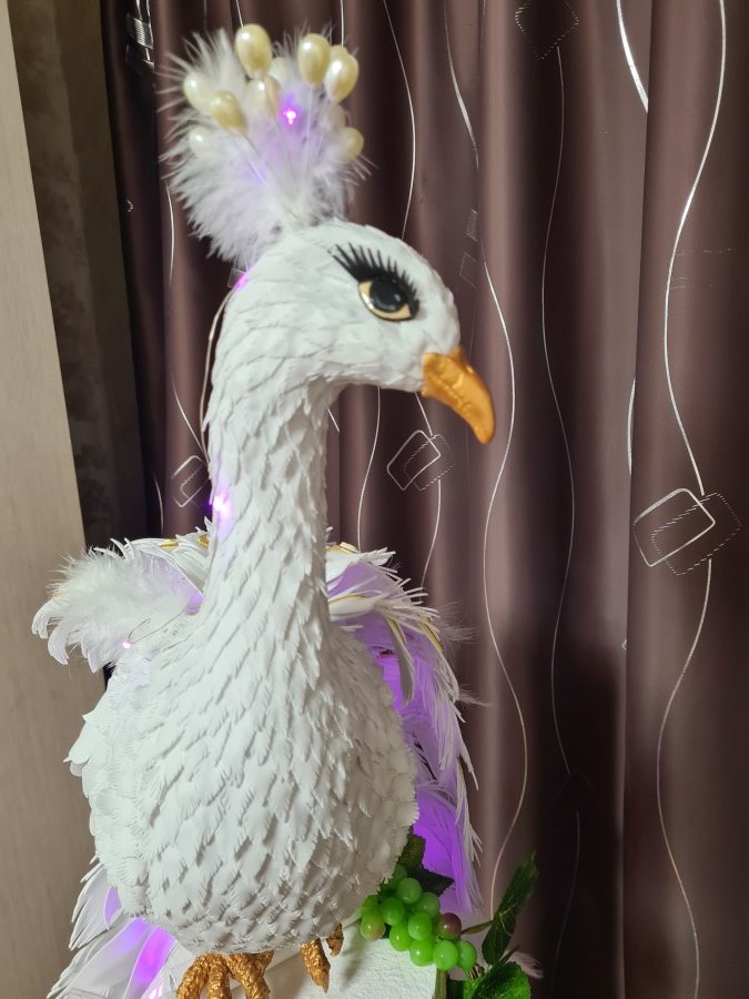 Фигура Павлина со светящимся хохолком и хвостом