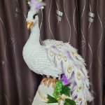 Фигура Павлина со светящимся хохолком и хвостом