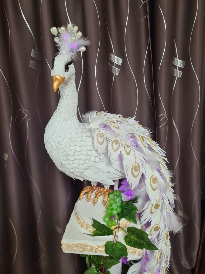 Фигура Павлина со светящимся хохолком и хвостом