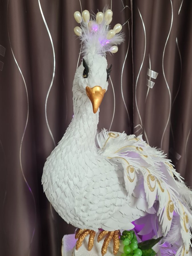 Фигура Павлина со светящимся хохолком и хвостом