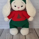 Вязаная игрушка зайка в новогоднем костюме