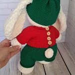 Вязаная игрушка зайка в новогоднем костюме