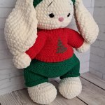 Вязаная игрушка зайка в новогоднем костюме