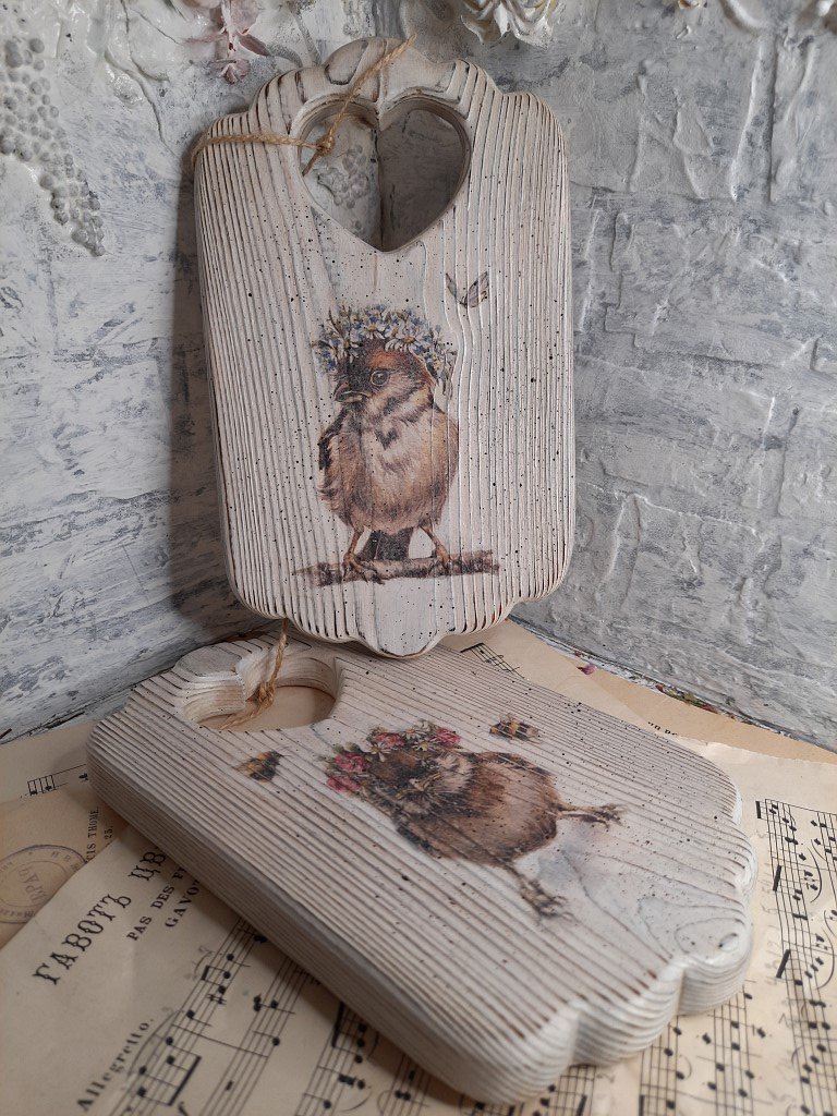 Досочка разделочная «Воробей в розовом веночке»