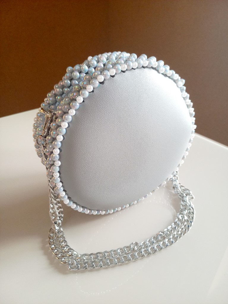 Круглая сумочка из бусин и вставки из эко кожи