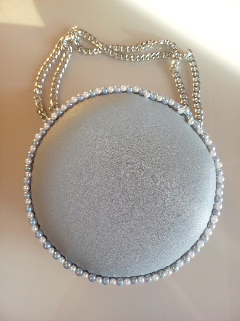 Круглая сумочка из бусин и вставки из эко кожи