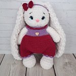 Вязаная зайка в комбезе ручной работы