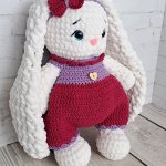 Вязаная зайка в комбезе ручной работы