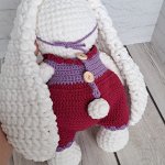 Вязаная зайка в комбезе ручной работы