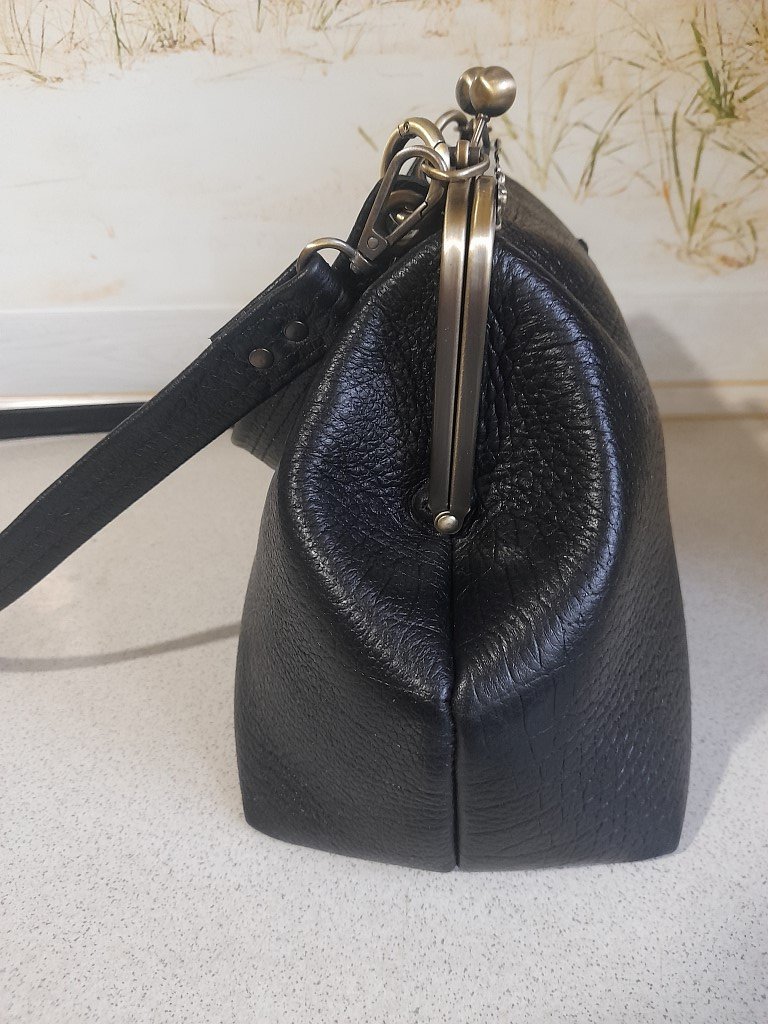 Сумка из натуральной кожи на фермуаре