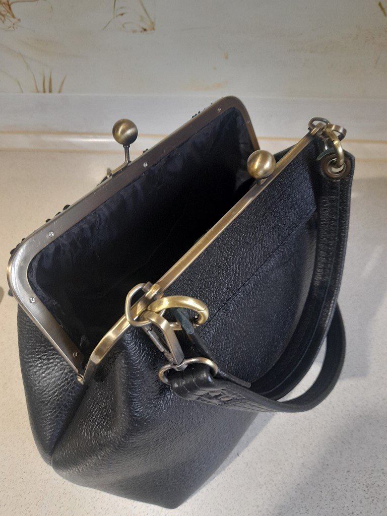 Сумка из натуральной кожи на фермуаре