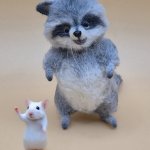 Вязаная миниатюрная игрушка енотик Тоша с другом Мышиком