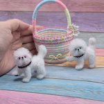 Вязаная миниатюрная игрушка Бишончики с корзинкой и сумкой-переноской