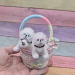 Вязаная миниатюрная игрушка Бишончики с корзинкой и сумкой-переноской