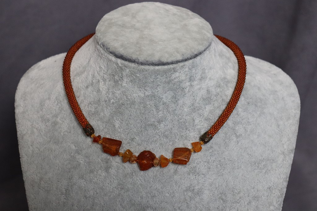 Колье с янтарем