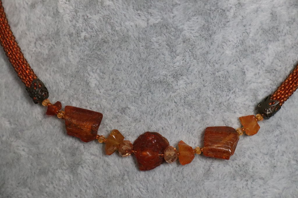 Колье с янтарем