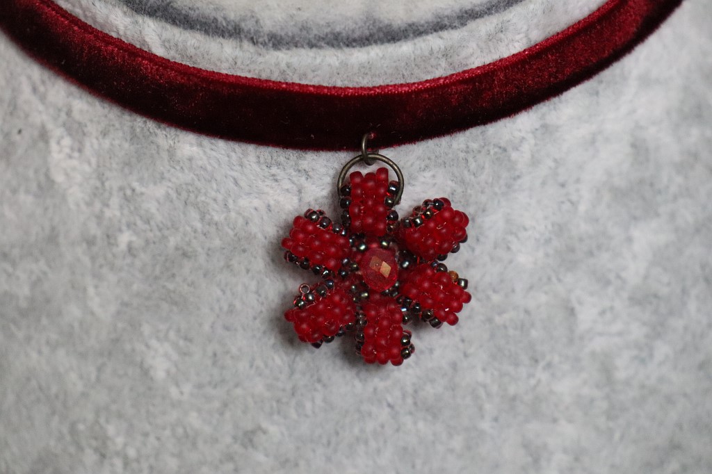 Чокер с цветком