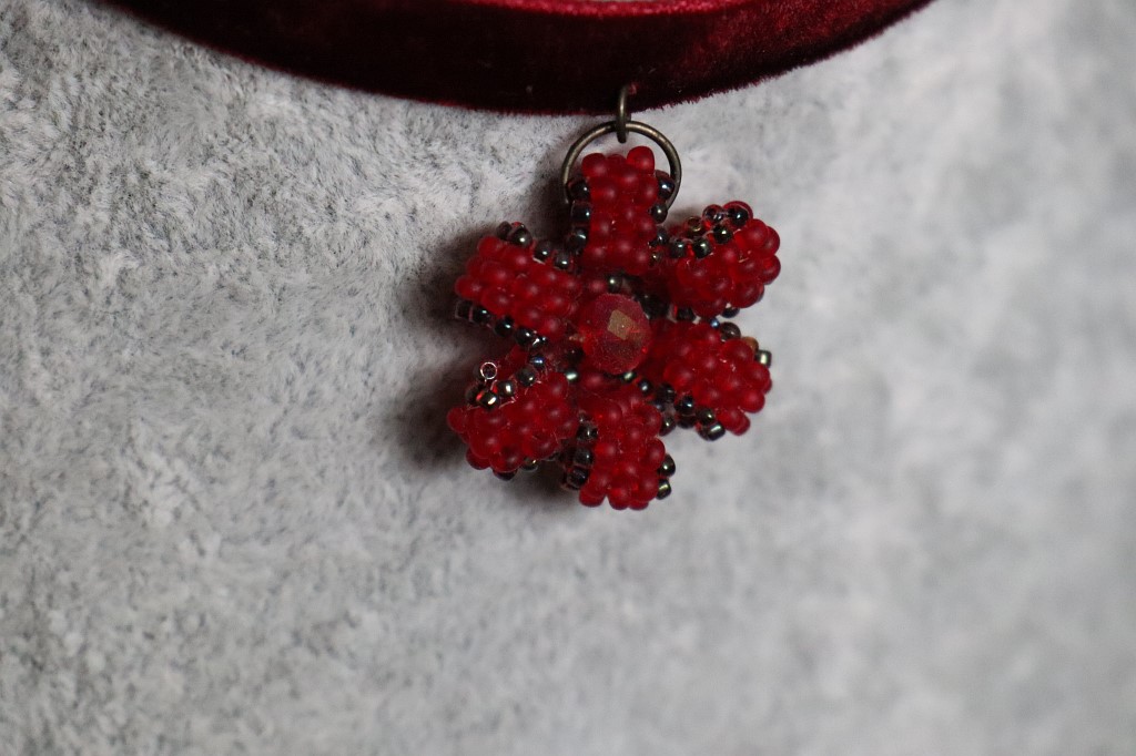 Чокер с цветком