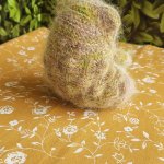 Зеленая жаба из пуха норки