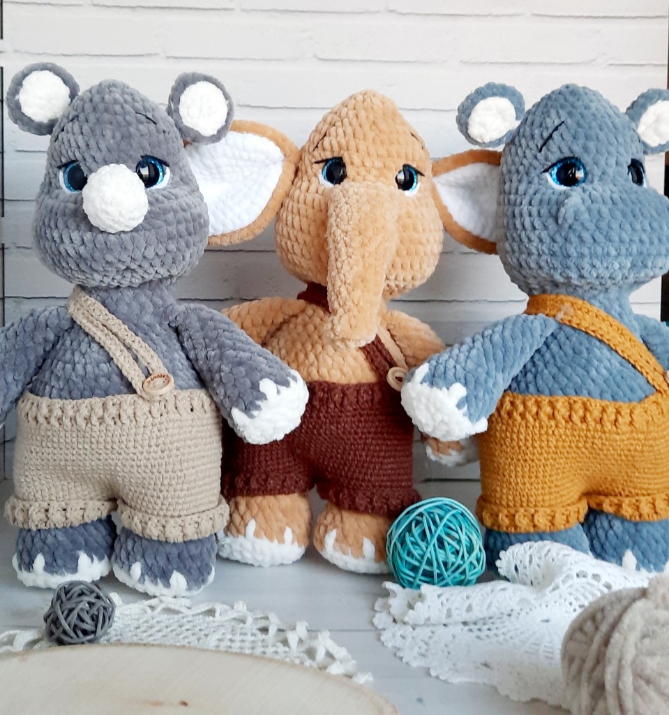 Вязаные малыши: бегемот и носорог