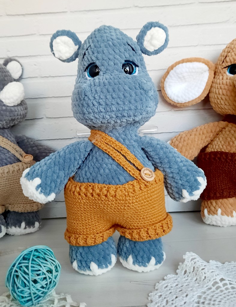 Вязаные малыши: бегемот и носорог