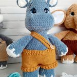 Вязаные малыши: бегемот и носорог