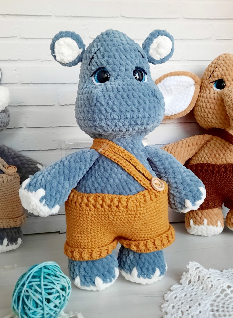 Вязаные малыши: бегемот и носорог