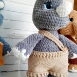 Вязаные малыши: бегемот и носорог