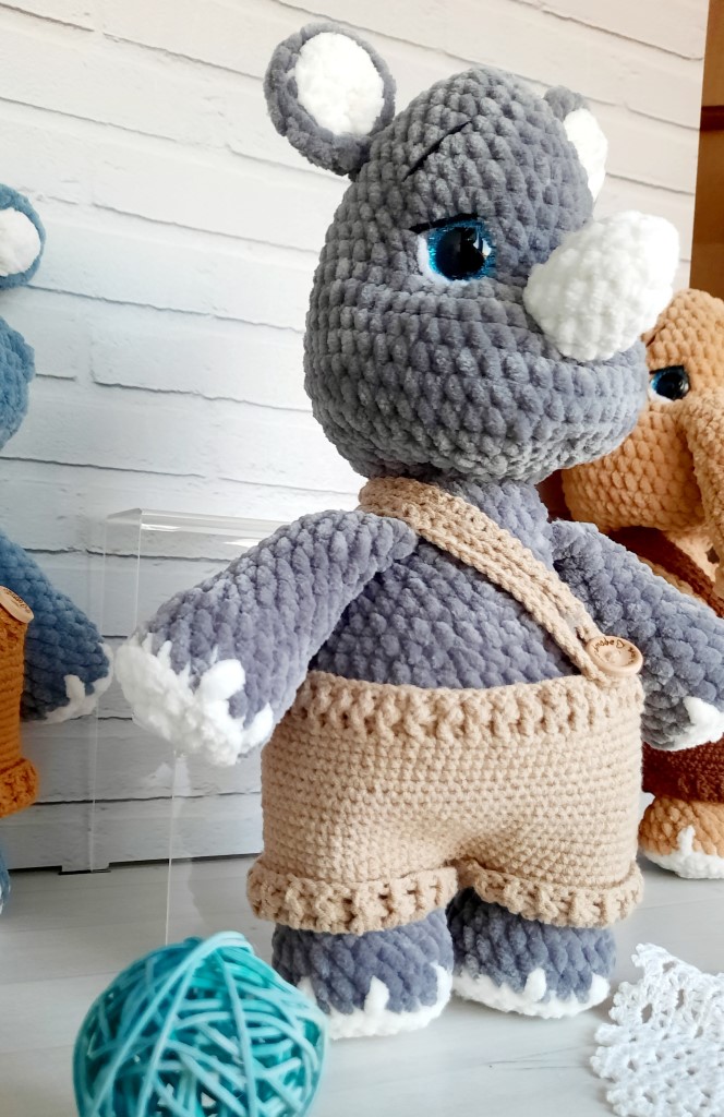 Вязаные малыши: бегемот и носорог