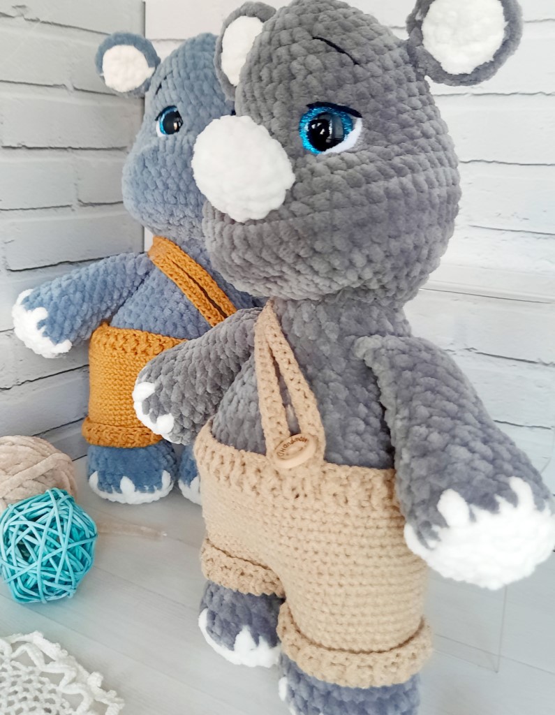 Вязаные малыши: бегемот и носорог