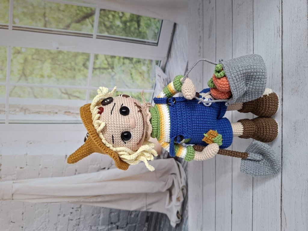 Кукла вязаная интерьерная «Пугало»