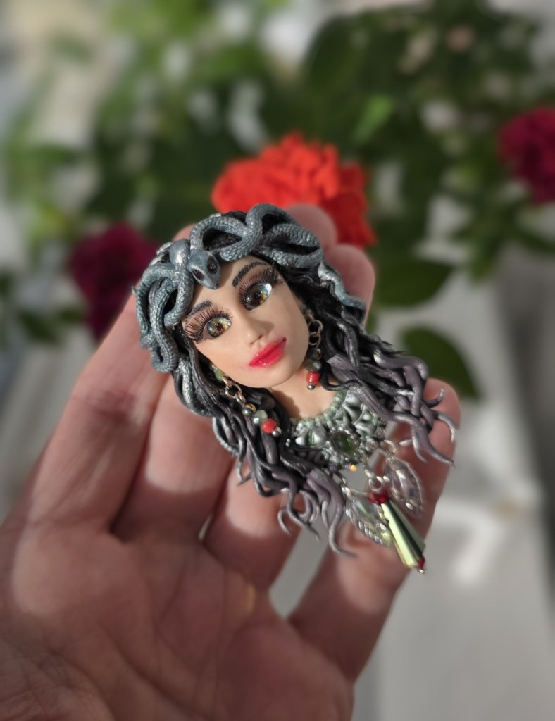 Брошь «Горгона»