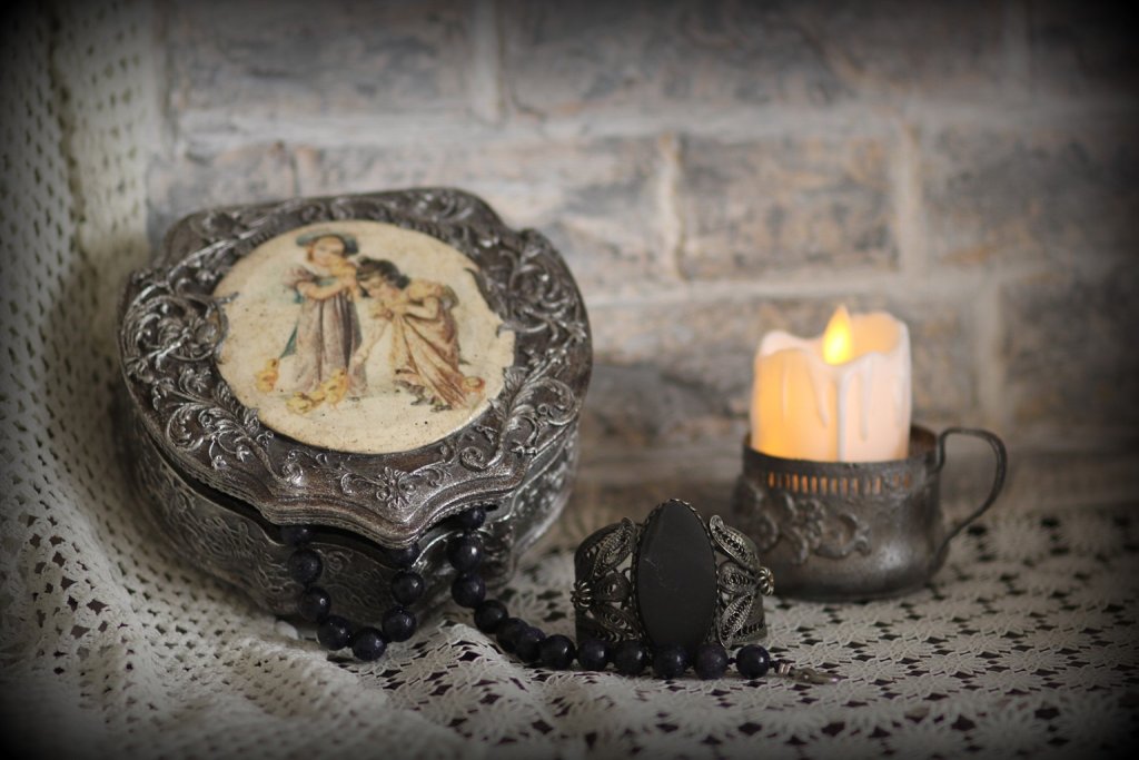 Шкатулка девочки с циплятами.