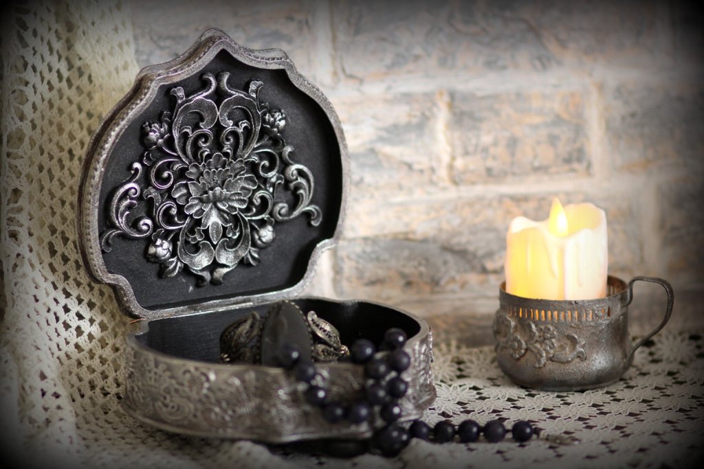 Шкатулка девочки с циплятами.