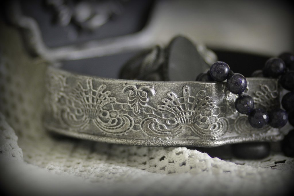 Шкатулка девочки с циплятами.