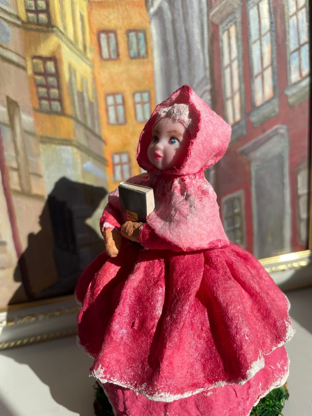 Ватная куколка «Мечтательница» на подставке