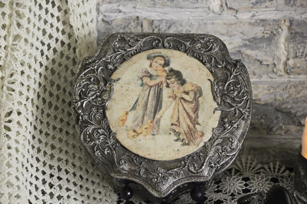 Шкатулка девочки с циплятами.