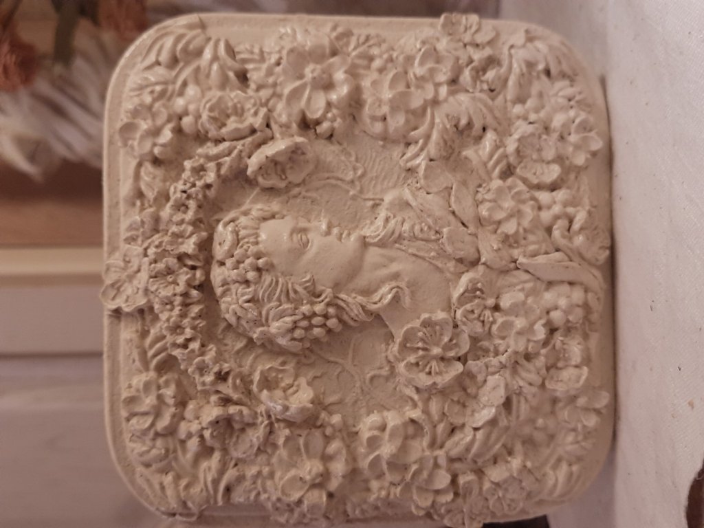 Шкатулка дама в цветах