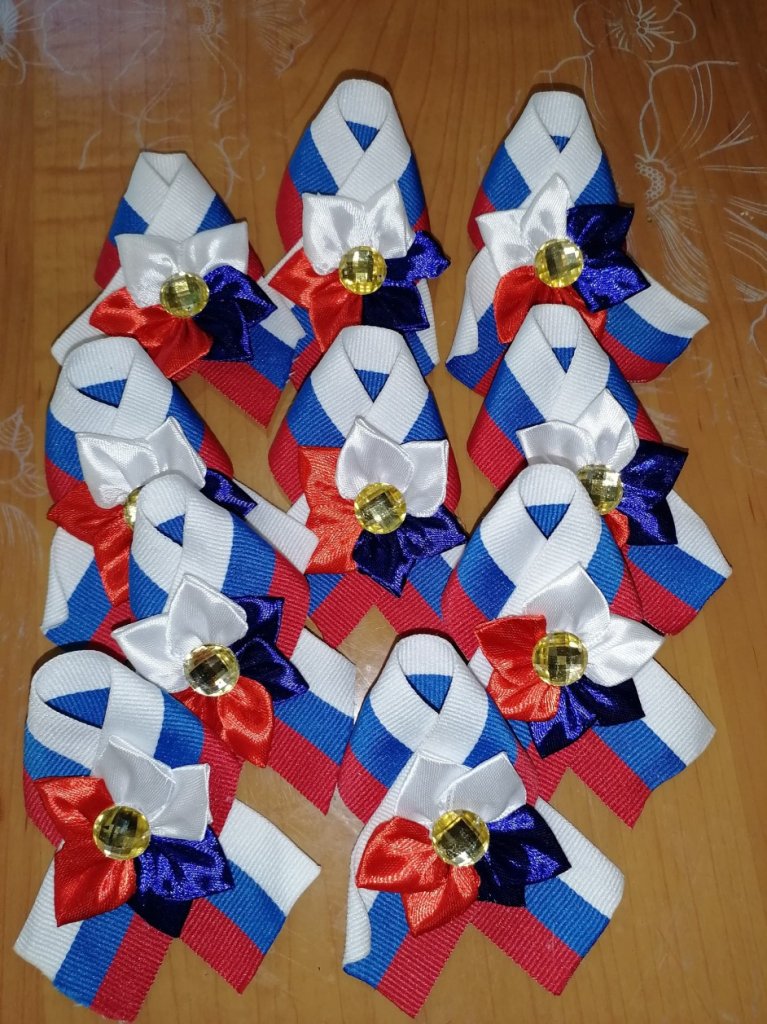 Брошка из лент