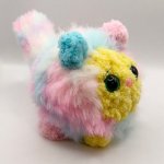 Кот разноцветный из меховой пряжи