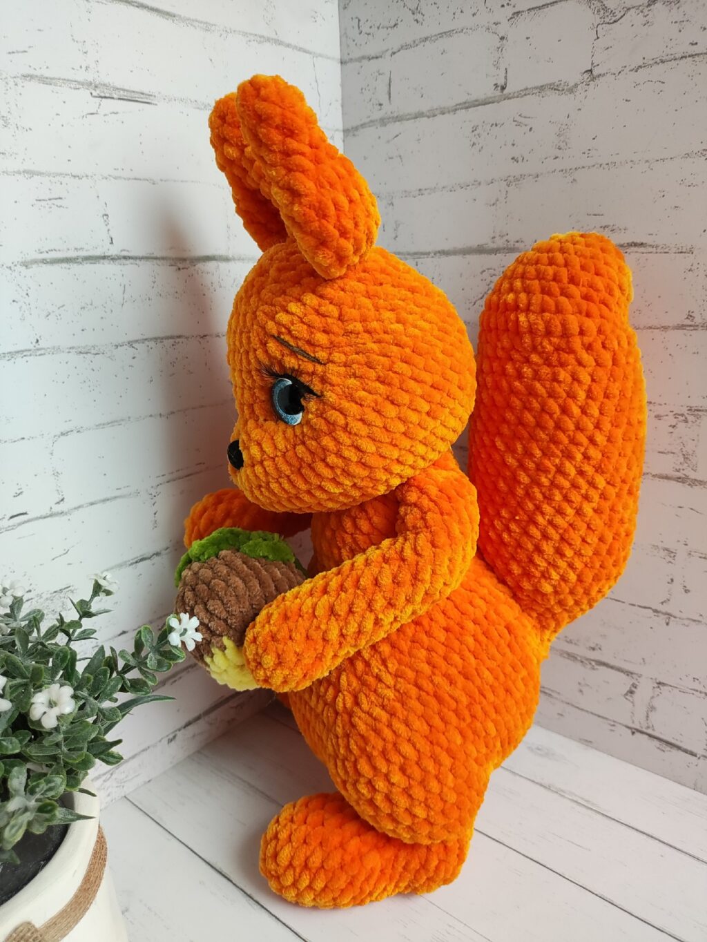 Белочка с орешком