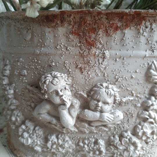 Кашпо для цветов с ангелочками.