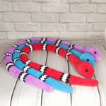 Игрушка вязаная змейка