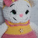 Вязаная киса в ярком костюмчике