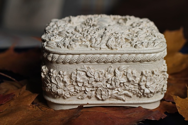 Шкатулка дама в цветах