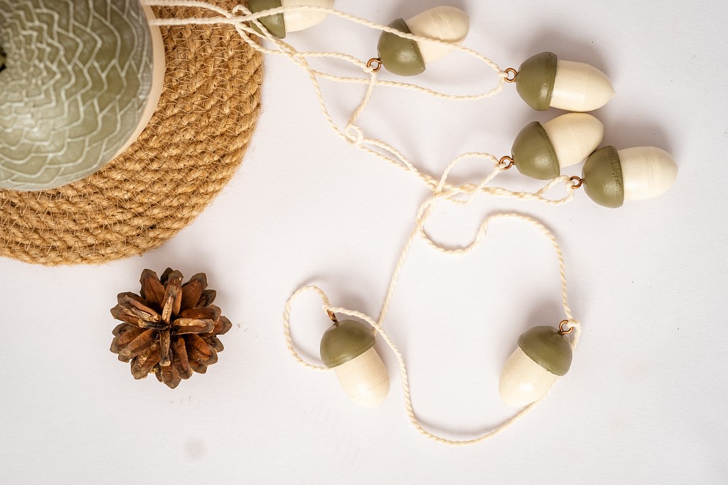Деревянная гирлянда «Желудь»