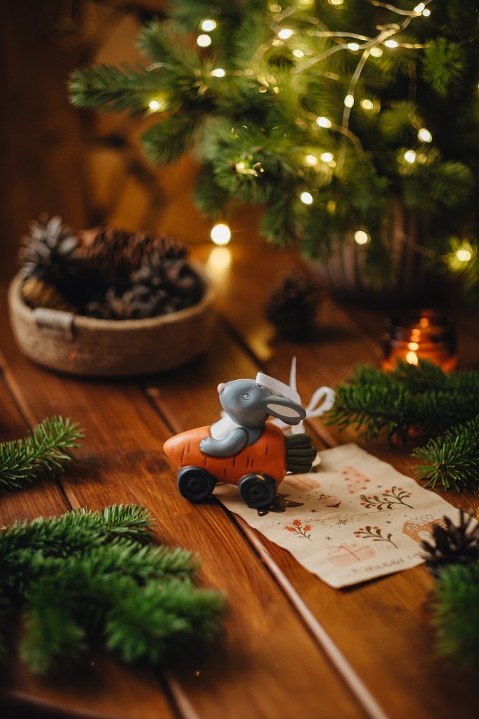 Ёлочная игрушка «Заяц в морковке»