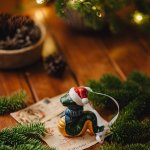 Ёлочная игрушка «Змея в шапке»