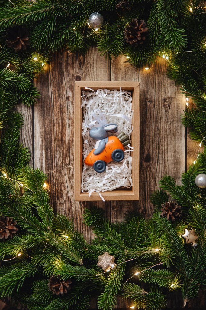 Ёлочная игрушка «Заяц в морковке»