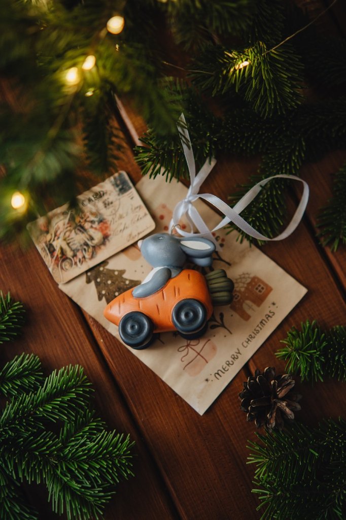 Ёлочная игрушка «Заяц в морковке»